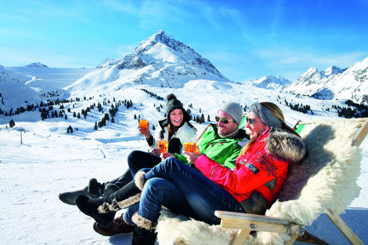 Op skisafari van hut naar hut skiën in de Dolomieten